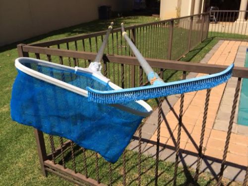 プールの内壁をこする柄の長いブラシや、落ち葉などの大きなゴミをすくうための網も必需品です