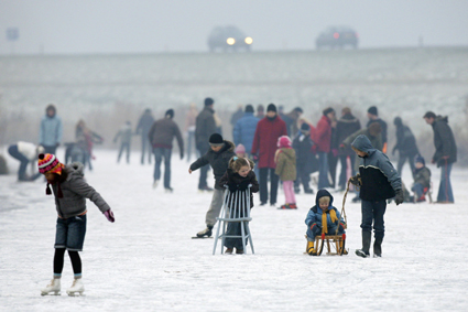 子供も大人も、冬と言えばスケートが当たり前