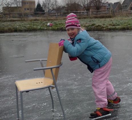 滑れるようになるまでは、椅子で練習する