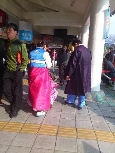 高速道路の休憩所には、お正月らしく韓服の親子の姿も