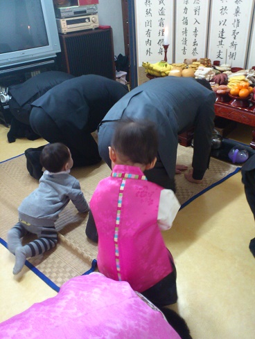 我が家の長男も韓服を着てご先祖様に挨拶、０歳のころから参加させられています