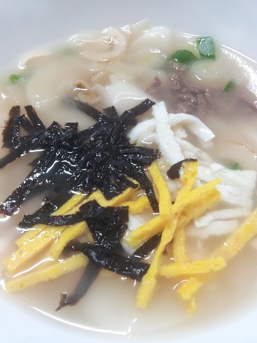 うるち米のお餅が入った「トッグック」を食べて「年をひとつ取った」と言います