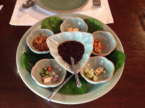 これがお通しの「ミャンカム」。いかにもザ・宮廷料理って感じです