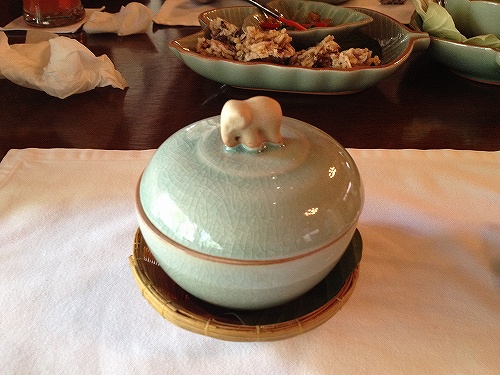 ゾウさんがのった可愛らしいセラドンのご飯入れ