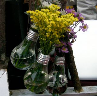 コロンとした吊るすタイプの一輪挿し