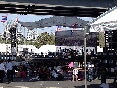 特設ステージで延々と続く誰かのスピーチ