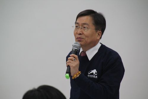 開校式であいさつをする李永然（リー・ヨンラン）弁護士