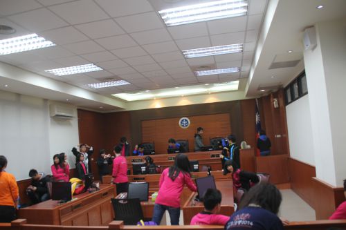 セミナー最大のハイライト、法廷見学　　　（注：台湾の裁判所は、通常カメラ持ち込み禁止で、入口で預けなければなりませんが、今回は特別に許可をいただいております）