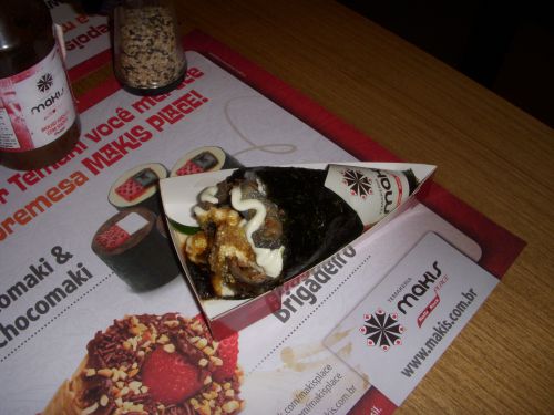 ペトロブラスのガソリンスタンドで30リットルのガソリンを入れると一個サービスされるテマケリア『makis』の手巻き寿司（写真の手巻き寿司はサービス対象のメニュー外）