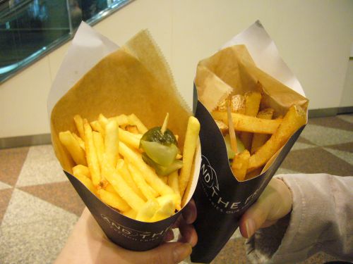 左がベルギー芋7mmカット、右が日本芋12mmカット。ピクルス付き