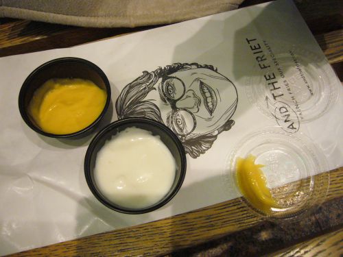 チーズディップとマヨネーズディップ。こんな紙袋に入れてくれます