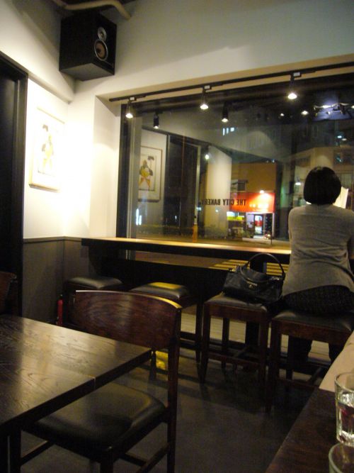 テーブル席とカウンターの小さな店内