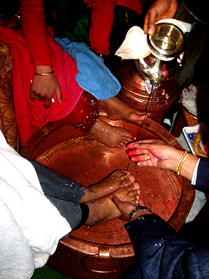 水を受ける容器とタオルが用意されていた理由が判明