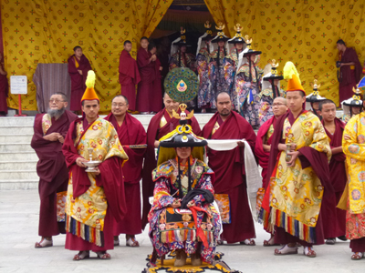 恭しく登場しスタンバイ