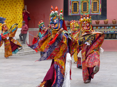 仮面は大きく、衣装も振袖たっぷり。重そうです