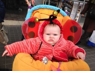 学校に行かないけど、赤ちゃんも仮装をしてお出かけする