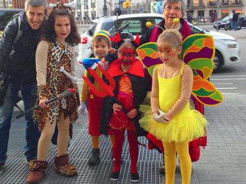 2月最後の週の朝は、学校に向かう子供たちの仮装した姿であふれる