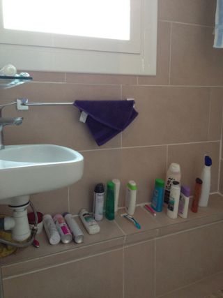 みんなの洗面道具が置かれているシャワールーム