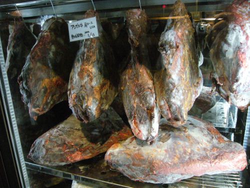 熟成庫でおいしさを増す熟成肉