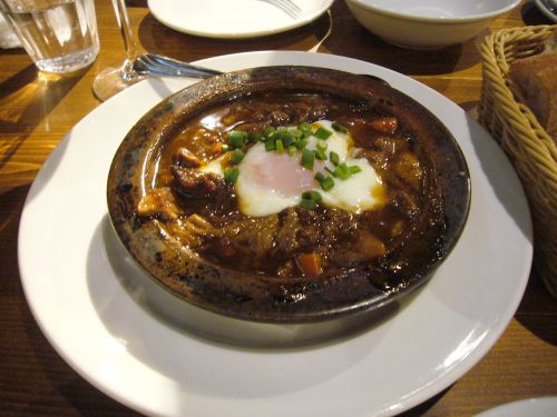 半熟卵がのったとろとろ牛スジ