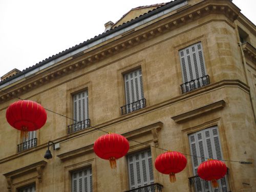 街の大通りは赤の提灯でいっぱいです