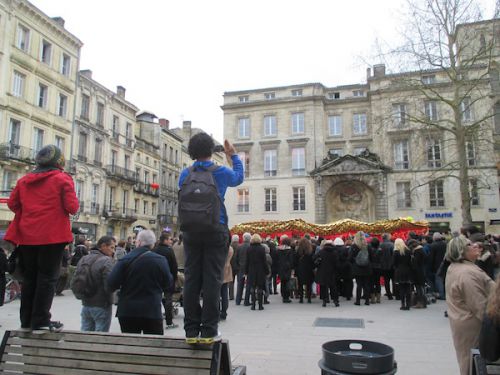ベンチに上って見ている人までも
