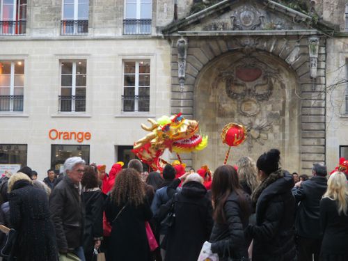 伝統的な音楽とともにドラゴンが舞う様子に、みんな魅了されていました