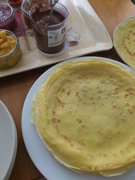 クレープはお気に入りのトッピングとともに...