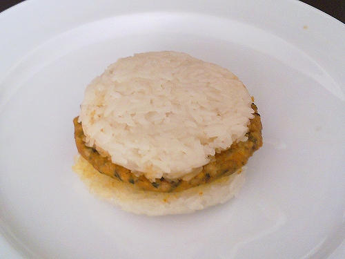 パテはちょっぴり辛いタイ風味、ご飯はもち米です。美味