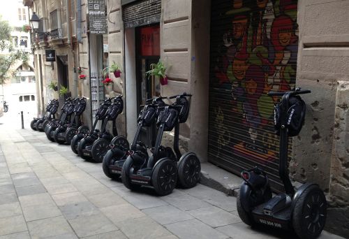 Segwayは、電気で動く車。最高　約18km/時で走る。利用は10歳以上OK