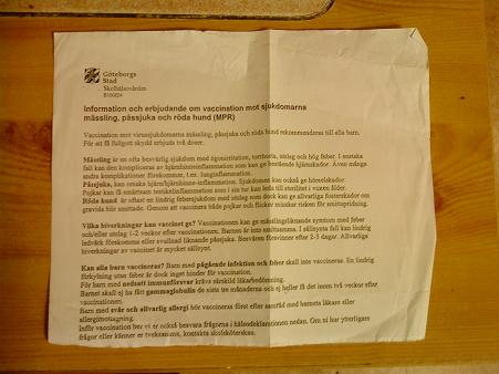 事前に保護者に案内が配られ、簡単な調査票が切り取り線の下についています。接種を認めるか認めないかに丸をつけ、学校に提出します