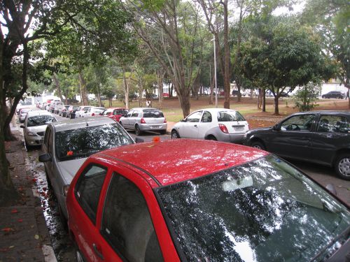 サンパウロ市内の公園の周りは駐車中の車でいっぱい