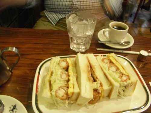 人気のエビフライサンドイッチ