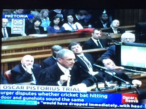 裁判の様子（テレビ中継）