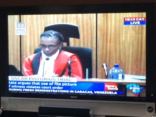 今回の裁判長は女性で、黒人女性としては南アで２人目の裁判長です