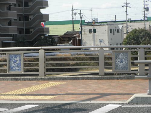 焼き物で飾られた橋