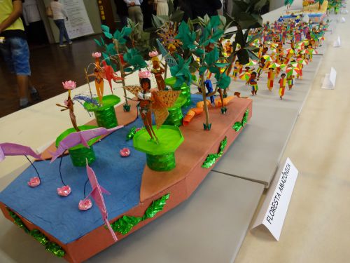 折り紙のカーニヴァルで、カテゴリーがアマゾンの山車の部分。大蛇やアマゾン川を泳ぐピンクイルカなどが見られる