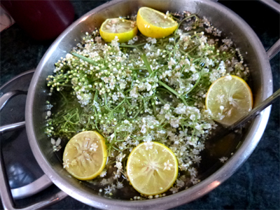 温かいシロップに漬け込み、一晩