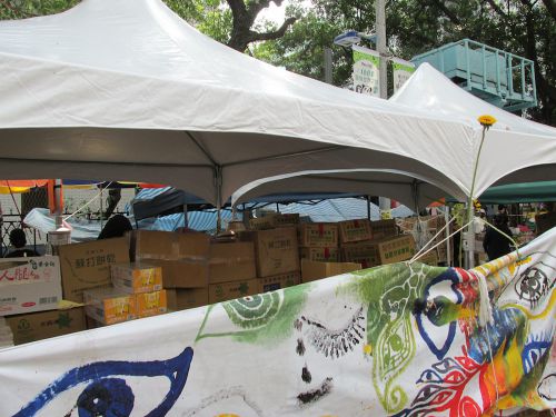 差し入れされた水など