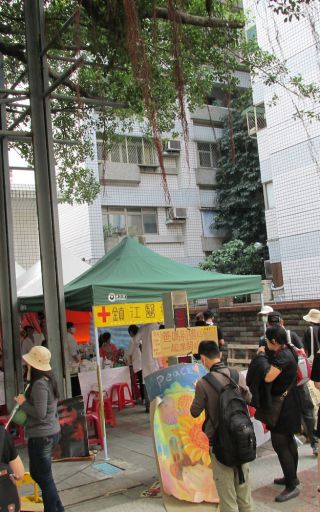 医大生らも参加者たちを支えます