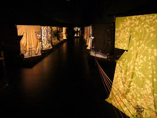 桜の着物が迎えてくれます