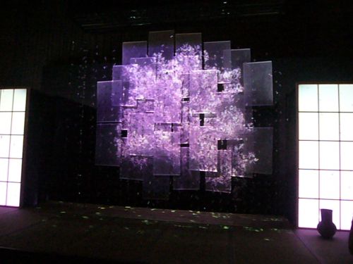 桜吹雪がひらひら舞います