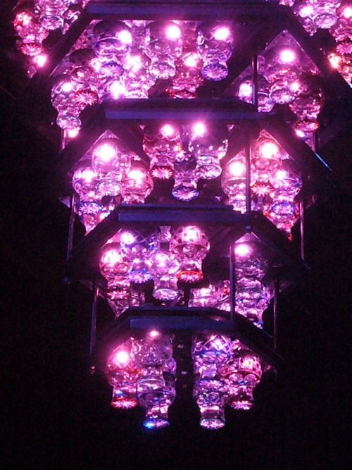 シャンデリアをよーく見ると江戸切子です