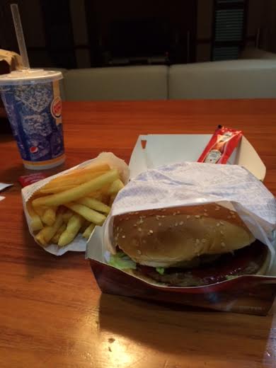 バーガー、ポテト、ドリンクのセットでR42.90（約430円）。日本より安いです