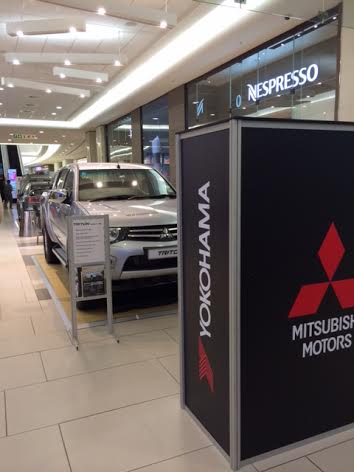 主要な自動車メーカーのほとんどが、車を展示していました