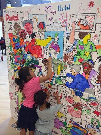 筆記具メーカーは、南ア人の有名アーティストが下絵を描いた巨大塗り絵を設置し、塗り絵を通じで来場者に自社製品を体験してもらうというアイディア。たくさんの子供がいました