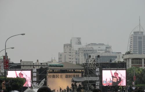 抗議集会のメーンステージ