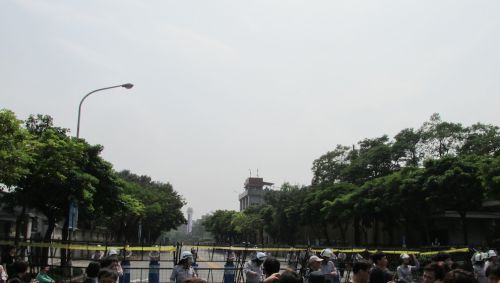 機動隊とバリケードで封鎖された総統府周辺の道路