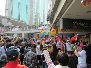 警察官の家族らで構成された反学生運動の団体（右側）と睨み合う抗議集会参加者（左）