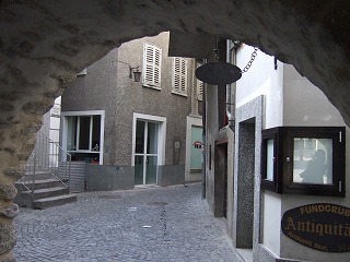 ドイツ語圏地域のように整然とした街並みですが、小さな石畳の路地、建物などがイタリアのそれを彷彿とさせます